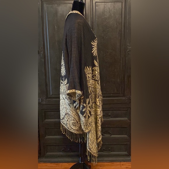 Morocco tapestry poncho/wrap/ cover up with fringes- one size - Picture 2 of 9